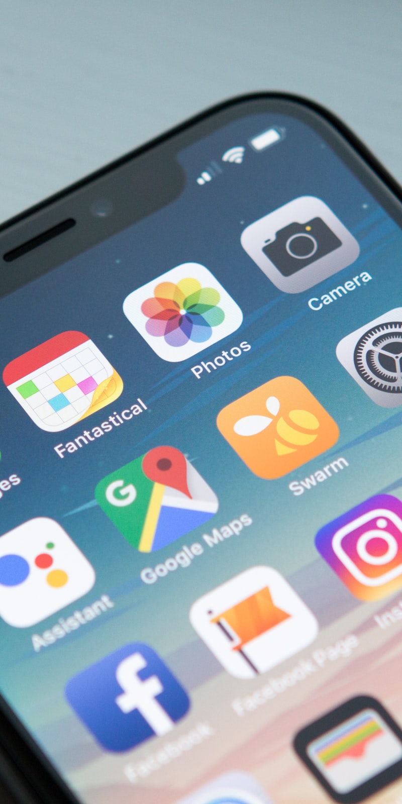斗球App在iPhone灵动岛上的界面展示，比分信息集成在灵动岛区域
